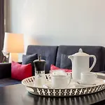 Charming Apartment With Street-View In Porto